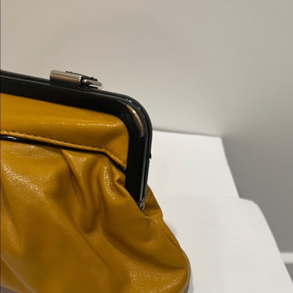 Retro yellow and black handbag. - Picture 3 of 4